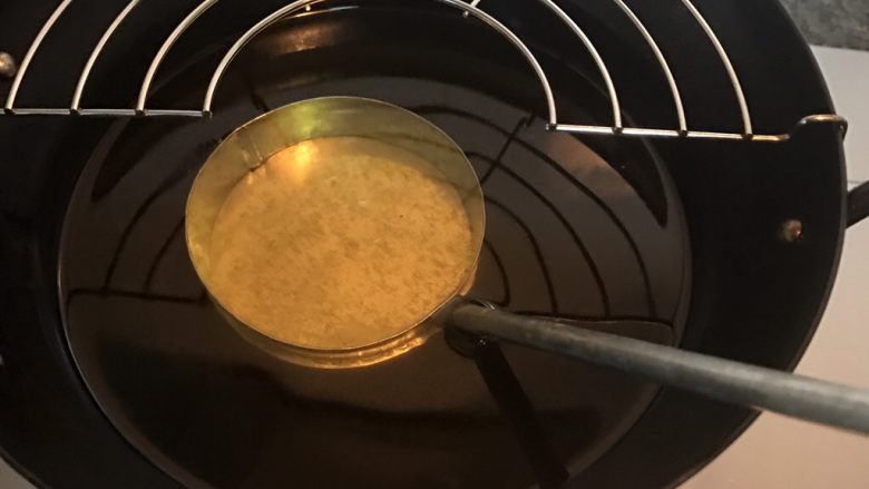 萝卜丝饼,模具放入油锅一起加热