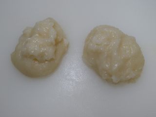 枣泥糯米卷,将不烫手的糯米团分成两份。