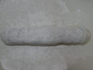 枣泥糯米卷,在案板上滚一滚整形成圆柱形