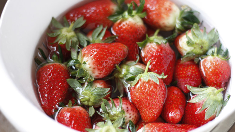 无添加自制草莓酱,首先是草莓的清洗，因为我是直接在无公害大棚摘的草莓，所以比较干净放心。如果对买来的草莓是否喷洒农药不清楚，可以选择用流动水冲洗10-15分钟。
大棚采摘的草莓可以直接入口的，用清水浸泡十分钟。