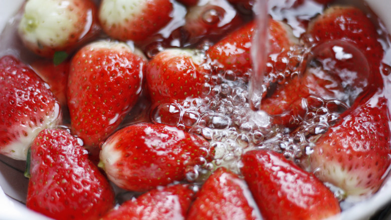 无添加自制草莓酱,泡好的草莓，去掉草莓蒂，然后流动水冲洗干净，若有坏果会在浸泡后变白，可丢掉。