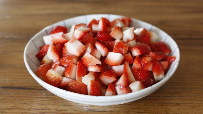 无添加自制草莓酱,洗好的草莓，切掉蒂头，也就是靠近蒂的部位发白的部位，切成差不多大小的草莓块备用。