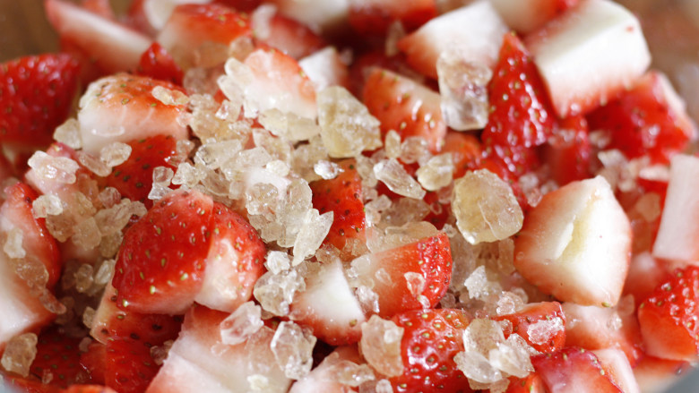 无添加自制草莓酱,准备一个容器，按照一层草莓一层糖的顺序将全部草莓与冰糖铺好，最后一层最好是草莓哦～