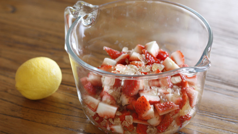 无添加自制草莓酱,铺好之后静置析出果胶。