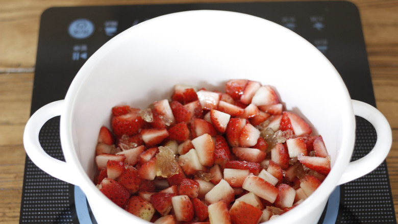 无添加自制草莓酱,准备平底锅，将草莓与未融化的糖一起倒入锅中，中小火煮。在锅旁边准备一盆清水和一只滤网勺。