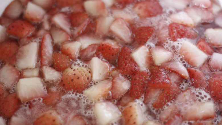无添加自制草莓酱,再煮的过程中要不断的搅拌，放置焦糊或粘底。