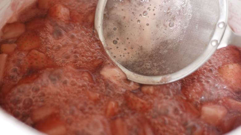 无添加自制草莓酱,草莓在煮制过程中会出现浮沫，浮沫会影响果酱的口味，所以用提前准备好的滤网勺撇掉，不要偷懒哦，只要发现有浮沫出现就要全部撇掉。