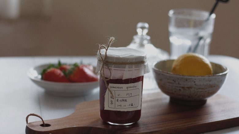 无添加自制草莓酱,做好的果酱常温放置一周左右后收进冰箱冷藏，可保存3个月左右的时间。开封后可保存一个月左右，若怕变质，可用小一点的罐子尽快食用完开封的。