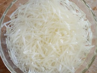鸡蛋灌饼,切好的土豆丝过清水去淀粉。