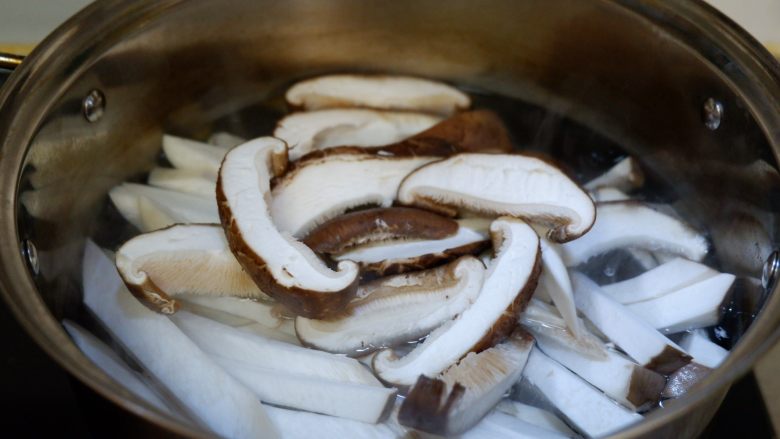 葱烧蘑菇，传统鲁菜,菌菇放入开水中焯烫一遍