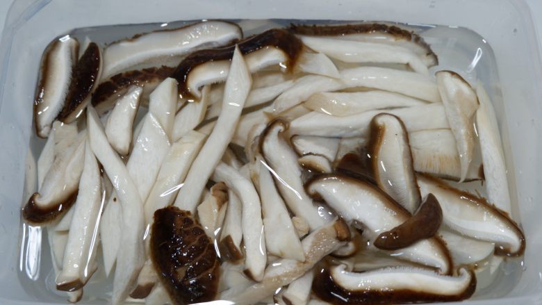 葱烧蘑菇，传统鲁菜,焯好之后用冷水过凉，凉透后取出沥干水备用