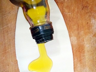 鸡蛋灌饼,在表面涂上适量的橄榄油，其他油也可以的。