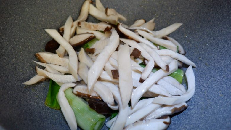 葱烧蘑菇，传统鲁菜,然后加入沥干水的菌类。