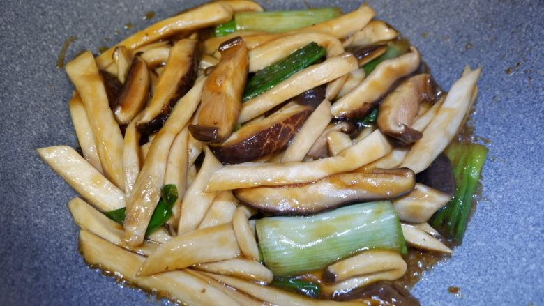 葱烧蘑菇，传统鲁菜,翻炒均匀即可