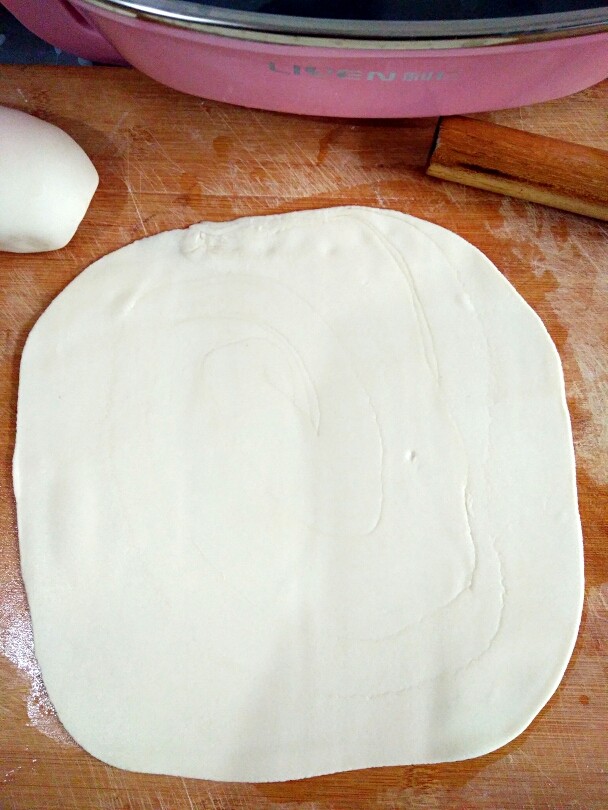 鸡蛋灌饼,然后擀薄成饼，我用的这个锅是方形的，我就擀了个和锅大小一样的方形。（饼的形状根据自己家锅形状就可以）