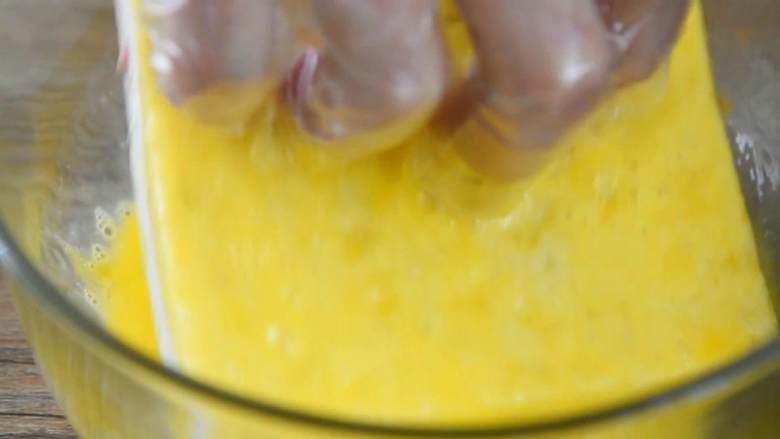 不只是一份煎蛋吐司，还有均衡的营养和生活的惬意,吐司两面裹上蛋液，薄薄一层即可。