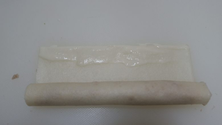 芋泥春卷筒（烤箱版）,由下至上卷起来，接口处涂抹少许面糊粘合。