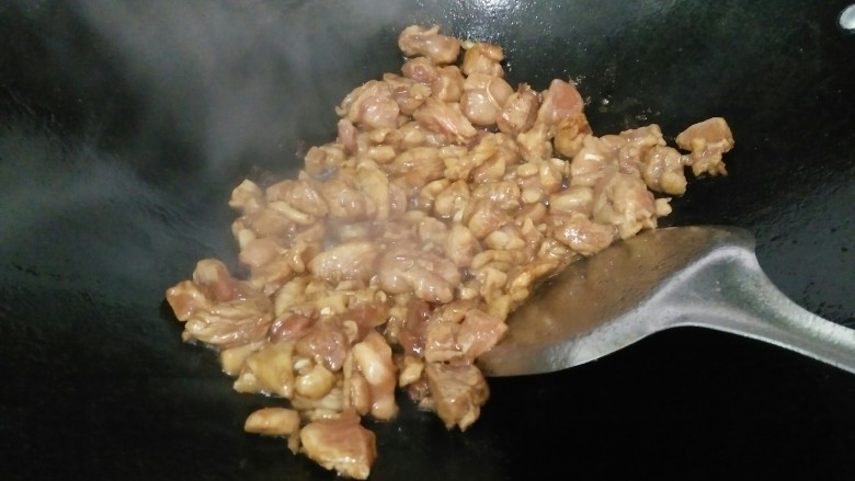 荷香糯米鸡,热锅放油放腌制好的鸡肉下锅爆炒