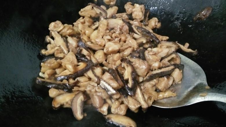 荷香糯米鸡,接着放香菇炒，炒的鸡肉刚刚熟再倒一点薄薄的淀粉水翻炒均匀即可出锅