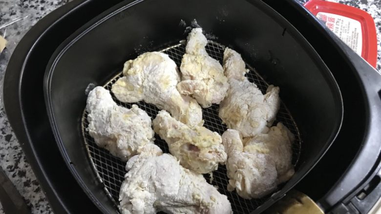 原味和辣酱口味的韩式炸鸡,空气炸锅的网上刷点油，把鸡腿摆进去