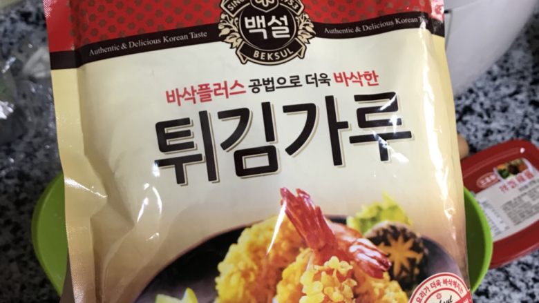 原味和辣酱口味的韩式炸鸡,韩国炸粉