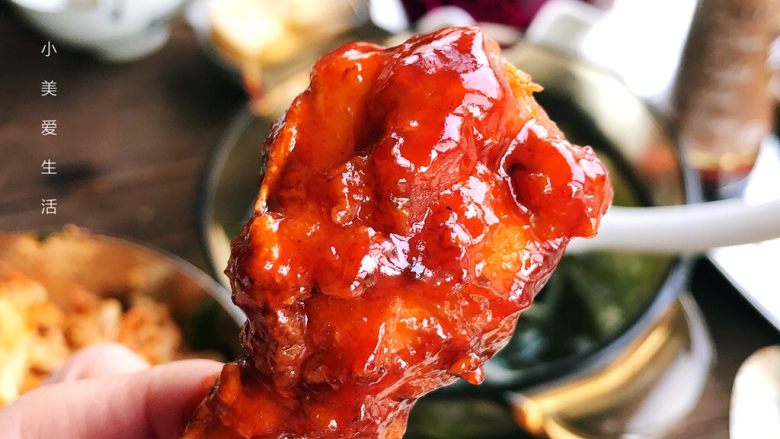 原味和辣酱口味的韩式炸鸡,诱人