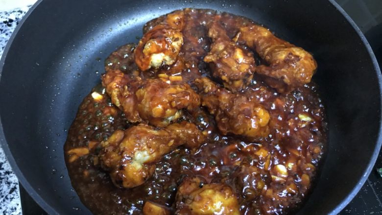 原味和辣酱口味的韩式炸鸡,翻拌均匀即可