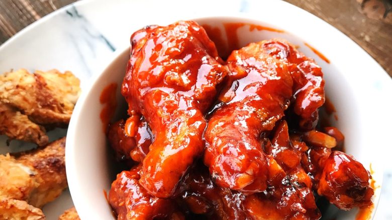 原味和辣酱口味的韩式炸鸡,甜辣口味的鸡腿