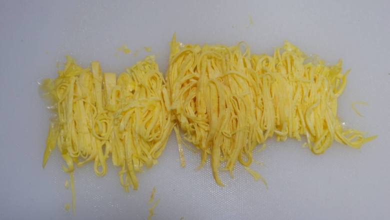 黄金虾皮拌菠菜,切成细丝备用。
