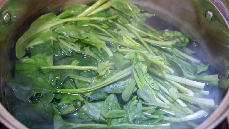 黄金虾皮拌菠菜,锅中烧开水，将菠菜放入焯水10-20秒，不要烫大了会发黏