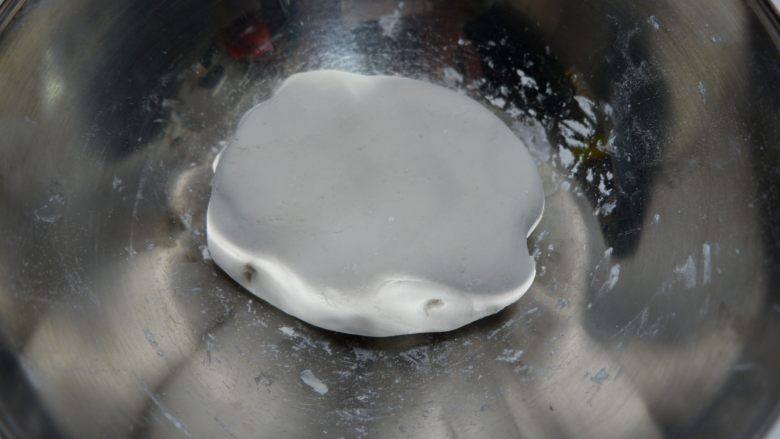 红枣年糕球,然后揉成团，能成团就可以了。如果还有剩余的水就不要在加了。每种糯米粉的吸水量不同。所以自己观察加水。