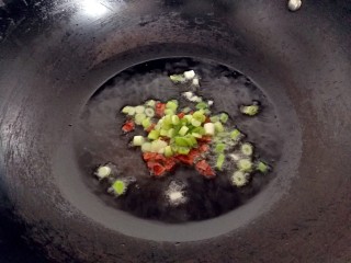 牛肉烧卖～饺子皮版,把葱花和八角放进油锅里爆香