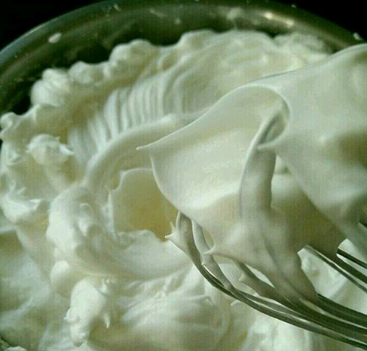 酸奶淋面蛋糕,继续打到泡沫细腻时加入剩下的二分之一白糖，再打到有明显纹路加入剩下的白糖。一直打到干性泡发，提起打蛋器有小而直的角。
