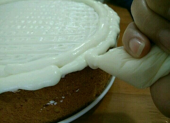 酸奶淋面蛋糕,然后在旁边挤适量奶油，形成自然的滴落状。