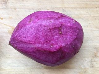 五彩缤纷水果酸奶紫薯环,紫薯去皮