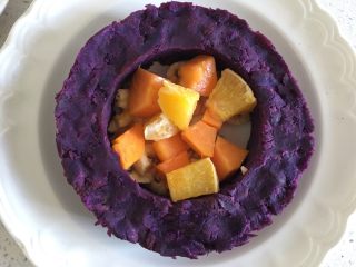 五彩缤纷水果酸奶紫薯环,放入水果