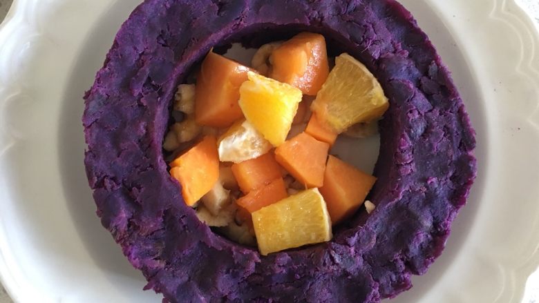 五彩缤纷水果酸奶紫薯环,放入水果