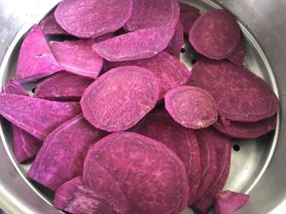 五彩缤纷水果酸奶紫薯环,上锅蒸熟