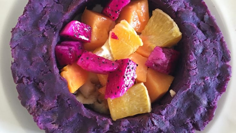 五彩缤纷水果酸奶紫薯环,放入火龙果