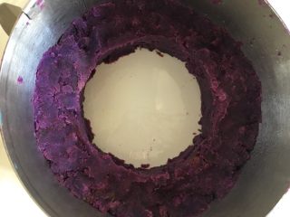 五彩缤纷水果酸奶紫薯环,去除中间的碗