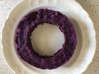 五彩缤纷水果酸奶紫薯环,再去除蛋糕圈
