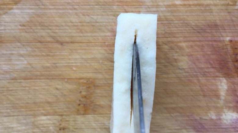 奶酪火腿虾膏,用刀在中间划一刀，千万不要划断