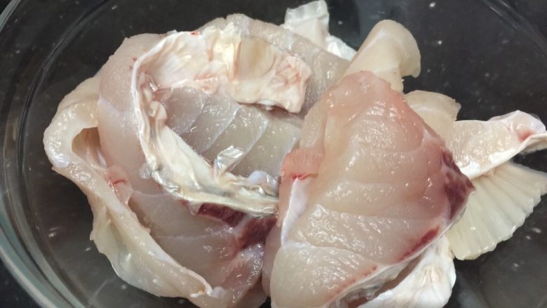 海豚糖醋脆鲩鱼腩,买一块脆肉鲩鱼腩，切成1.5cm后一块，洗干净，沥干水