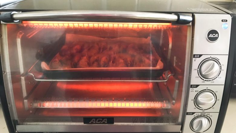 美味小零食  香酥烤虾,把烤盘放在预热好的烤箱里，上下火200W烤10分钟
