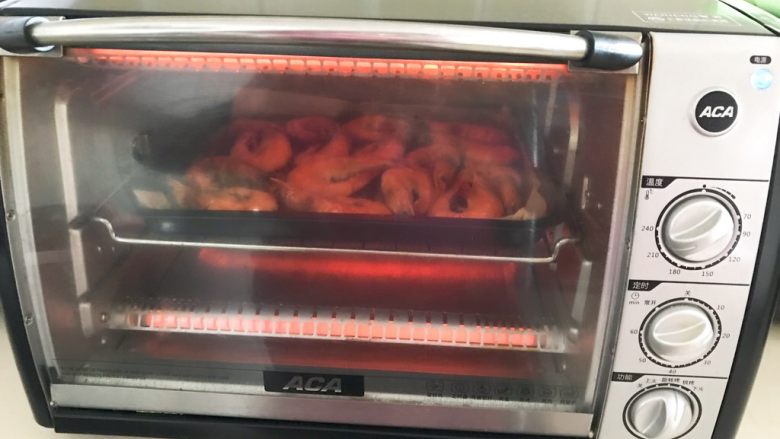 美味小零食  香酥烤虾,再把烤盘放入烤箱，上下火190W烤20分钟