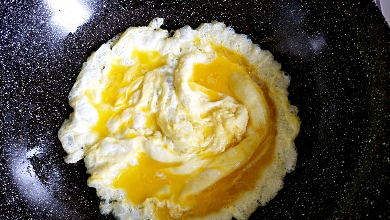 清肠饮食之芹菜小炒火腿蛋,油热了以后倒入蛋液，凝固成块盛出