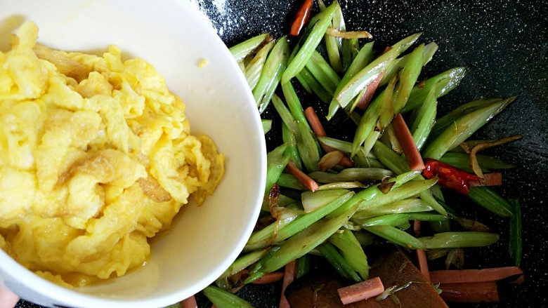 清肠饮食之芹菜小炒火腿蛋,加入鸡蛋块进行翻炒