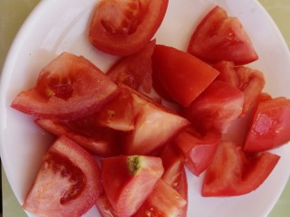砂锅土豆西红柿炖牛肉,西红柿切成块