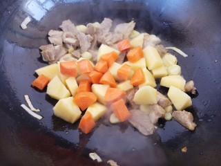 砂锅土豆西红柿炖牛肉,再加入土豆和胡萝卜炒