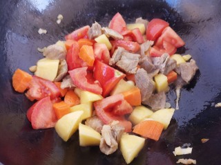 砂锅土豆西红柿炖牛肉,炒匀